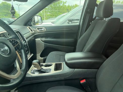 Used 2017 Jeep Grand Cherokee Laredo w/ Quick Order Package 23E AWD/4WD image 4