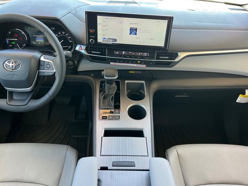 Certified 2026 Toyota Sienna XLE FWD image 13