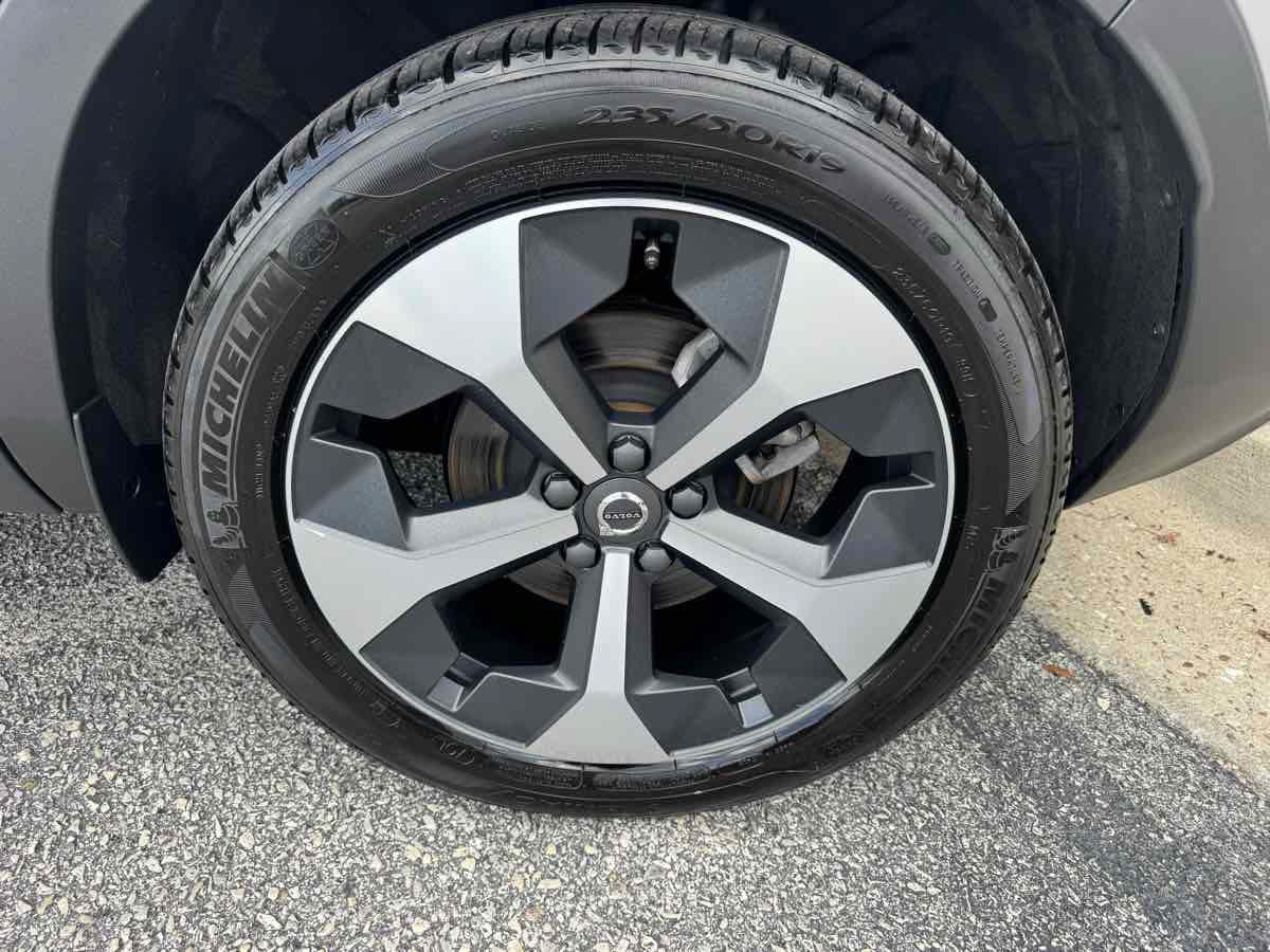 Used 2025 Volvo XC40 B5 Plus AWD/4WD image 32