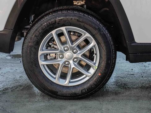 New 2025 Jeep Grand Cherokee Laredo image 12