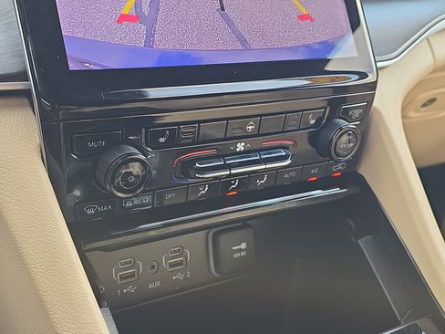 Used 2024 Jeep Grand Cherokee L Limited image 22