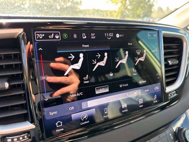 Used 2024 Chrysler Pacifica Touring-L FWD image 20