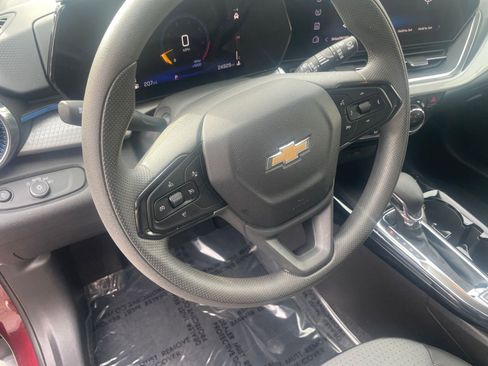 Used 2025 Chevrolet Trax LT image 27