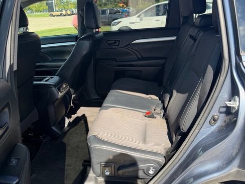 Used 2018 Toyota Highlander Plus w/ Carpet Mat Package (TMS) AWD/4WD image 5