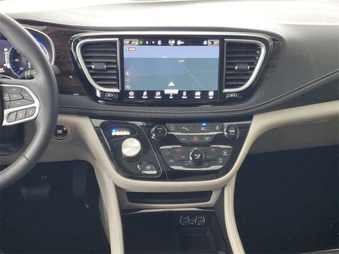 Used 2023 Chrysler Pacifica Limited image 30