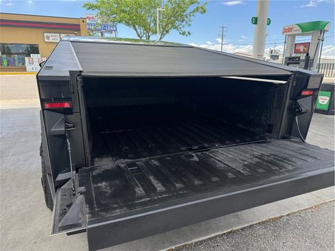 Used 2024 Tesla Cybertruck AWD Crew Cab image 32
