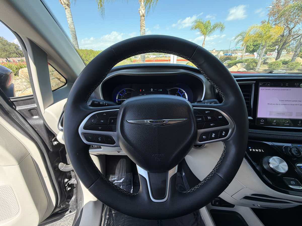 Used 2023 Chrysler Pacifica Touring-L FWD image 23