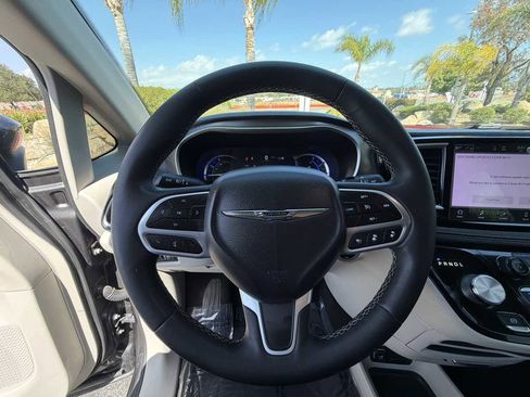 Used 2023 Chrysler Pacifica Touring-L FWD image 23