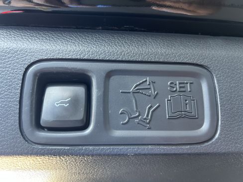 Used 2023 Ford Expedition Limited image 18