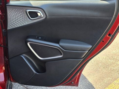 Used 2025 Kia Soul LX w/ LX Technology Package FWD image 9