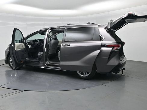 Used 2021 Toyota Sienna Limited FWD image 39