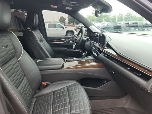 Used 2024 Cadillac Escalade Sport Platinum w/ LPO, ONYX Package image 7