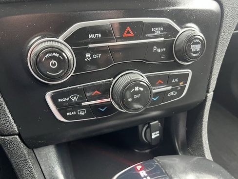 Used 2019 Dodge Charger SXT image 16