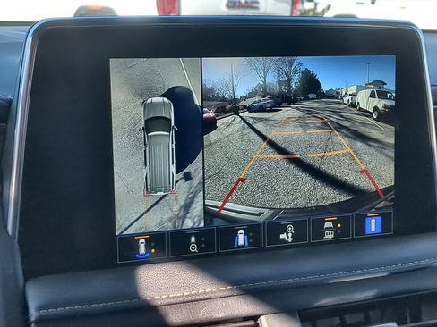 Used 2023 GMC Yukon XL SLT w/ SLT Premium Package image 15