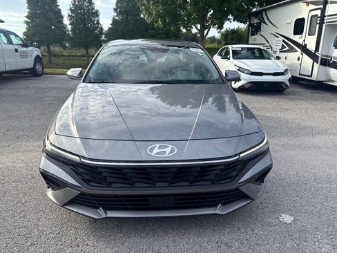 Used 2025 Hyundai Elantra SEL FWD image 2