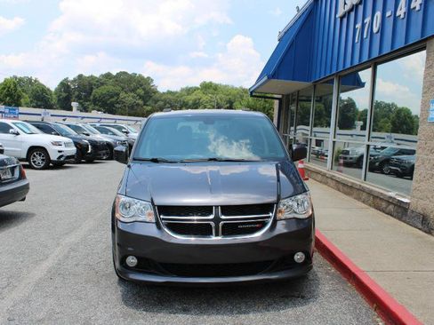 Used 2018 Dodge Grand Caravan SXT FWD image 2