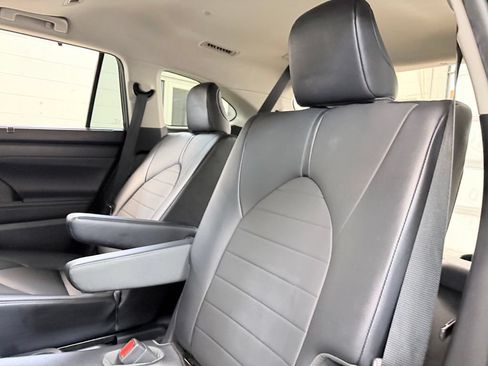 Used 2021 Toyota Highlander XLE AWD/4WD image 23