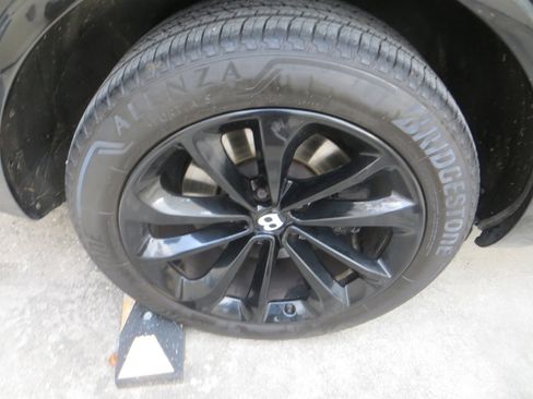 Used 2018 Bentley Bentayga image 10