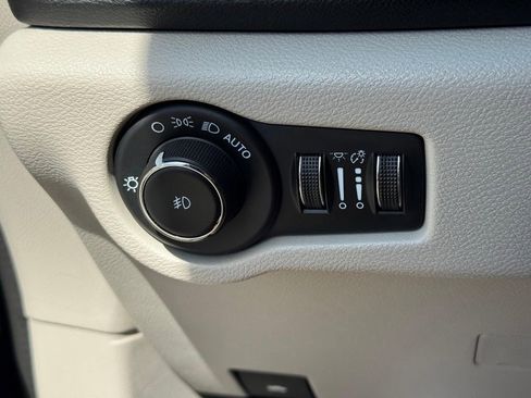 Used 2024 Chrysler Pacifica Touring-L image 22