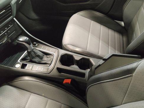 Used 2025 Volkswagen Jetta SE FWD image 26