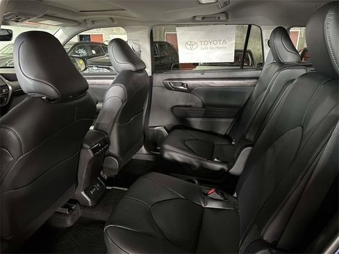 New 2026 Toyota Highlander Limited image 11