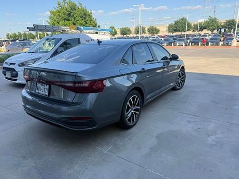 Used 2025 Volkswagen Jetta SE FWD image 4