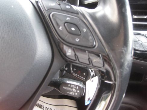 Used 2018 Toyota C-HR XLE FWD image 32