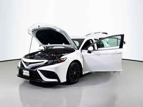 Used 2024 Toyota Camry SE image 19