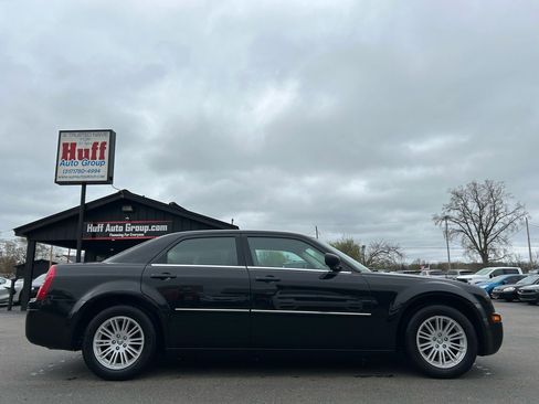 Used 2009 Chrysler 300 LX image 12