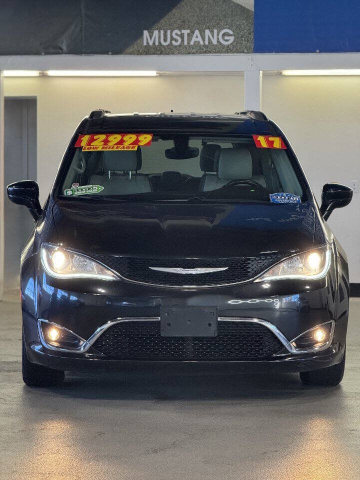Used 2017 Chrysler Pacifica Touring-L w/ Tire & Wheel Group FWD image 2