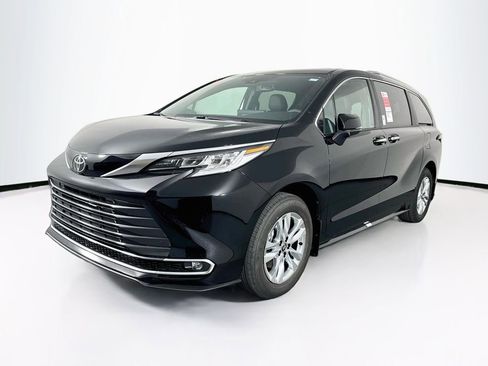 New 2026 Toyota Sienna Limited FWD image 3