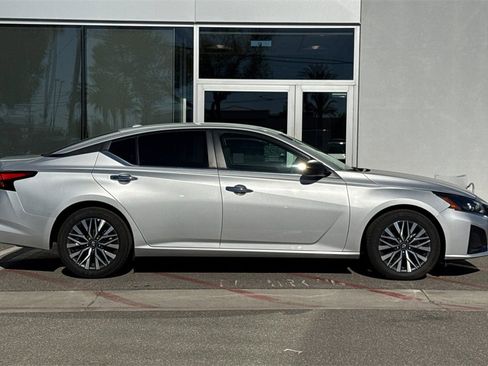 Used 2024 Nissan Altima 2.5 SV image 3