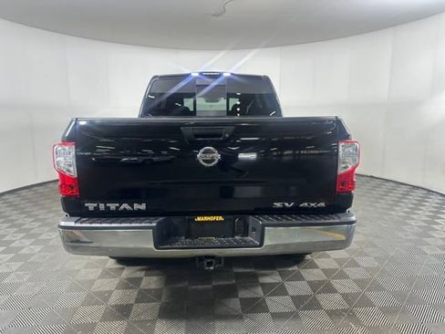Used 2018 Nissan Titan SV image 4
