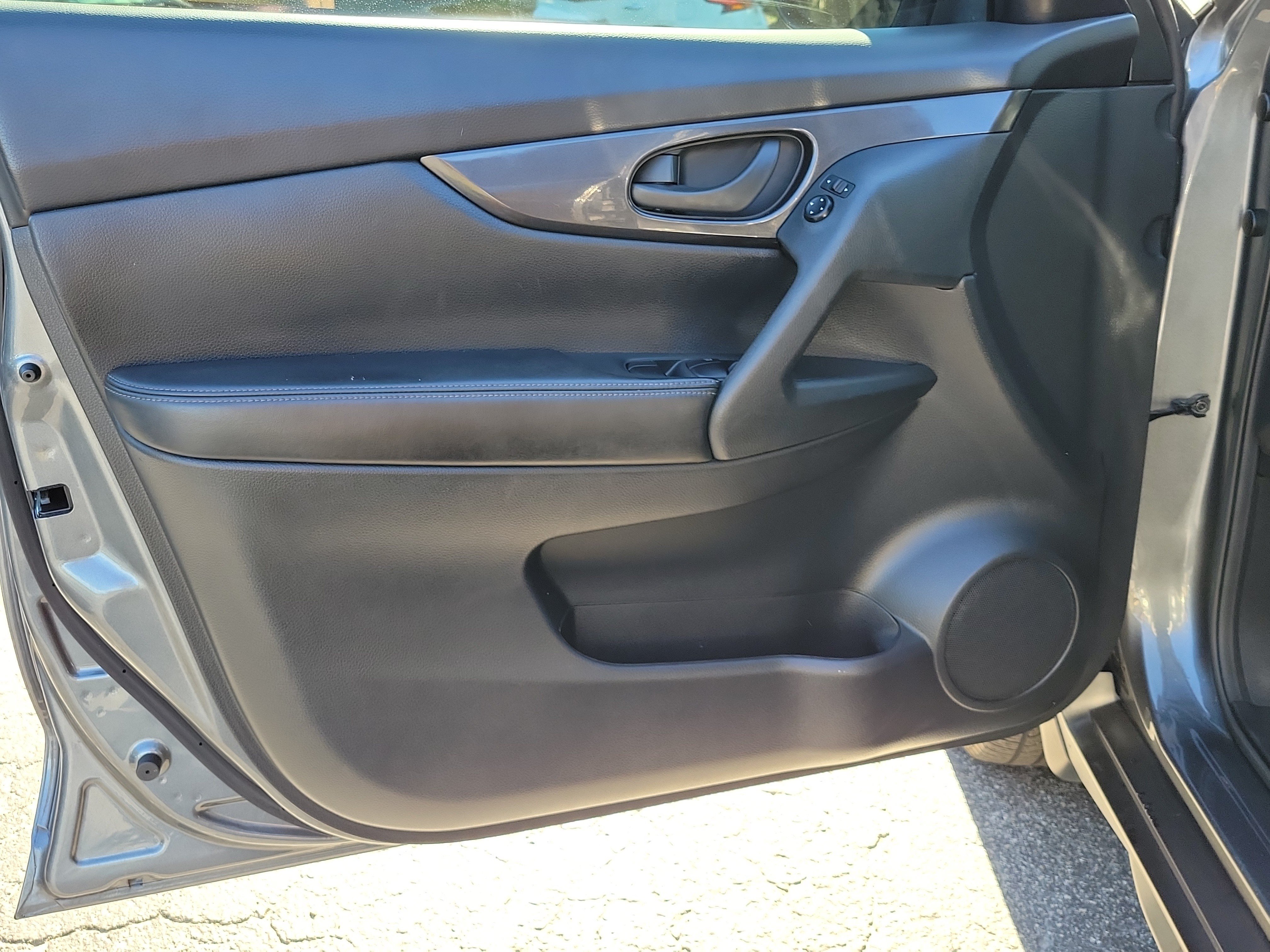 Used 2020 Nissan Rogue S FWD image 17