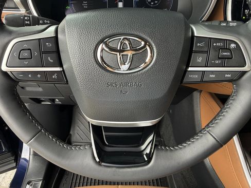 Used 2024 Toyota Highlander Platinum AWD/4WD image 17