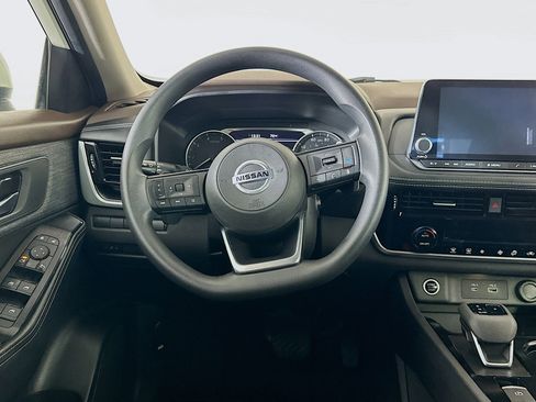 Used 2021 Nissan Rogue SV image 18