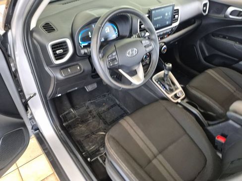 Used 2025 Hyundai Venue SEL FWD image 11
