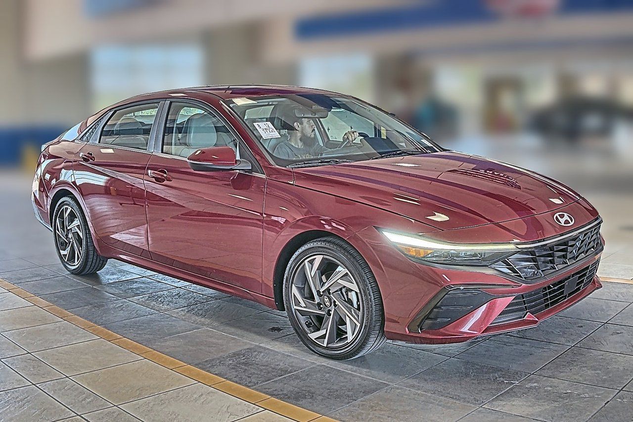 Used 2025 Hyundai Elantra Limited FWD image 3