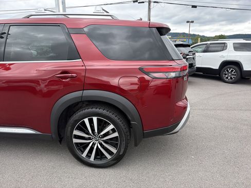 Used 2024 Nissan Pathfinder Platinum w/ Black Appearance Package AWD/4WD image 9