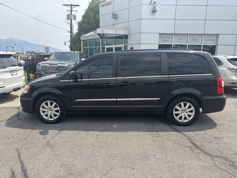 Used 2014 Chrysler Town & Country Touring FWD image 6