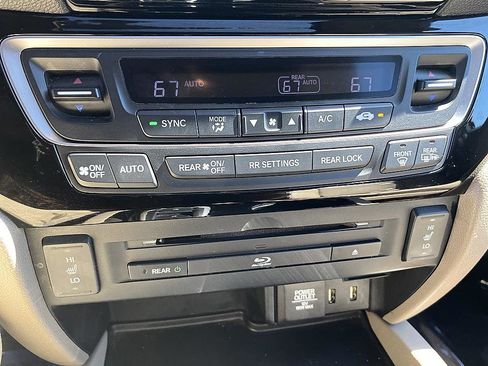 Used 2018 Honda Pilot Touring image 26