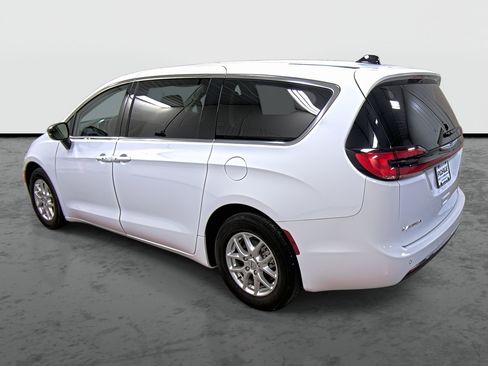 Used 2024 Chrysler Pacifica Touring-L w/ Uconnect Theater Family Group FWD image 2