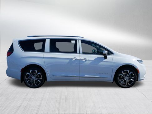 New 2026 Chrysler Pacifica Pinnacle image 8