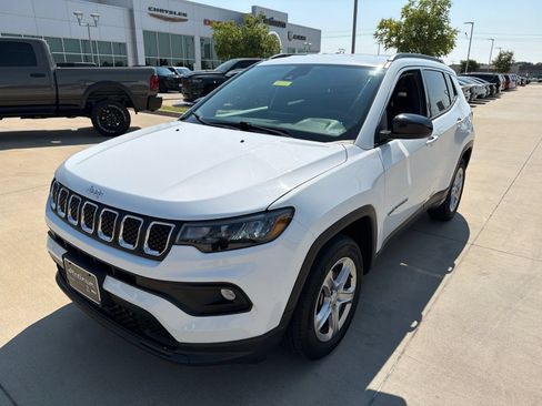 Used 2024 Jeep Compass Latitude AWD/4WD image 9