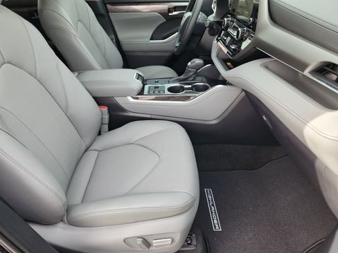 New 2026 Toyota Highlander Limited image 15