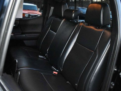 Used 2019 Toyota Tacoma TRD Sport image 10