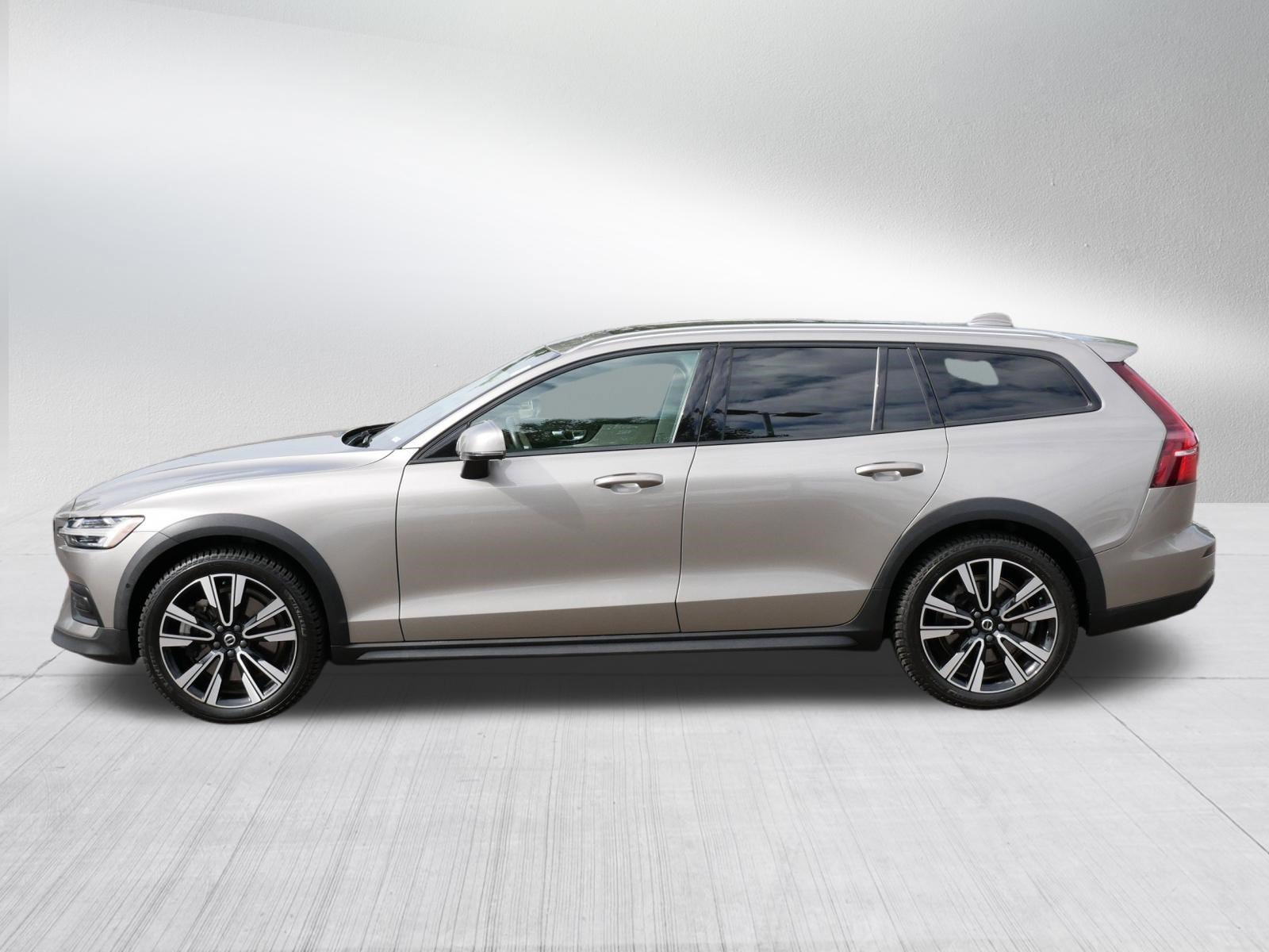 Used 2020 Volvo V60 T5 Cross Country AWD/4WD image 4