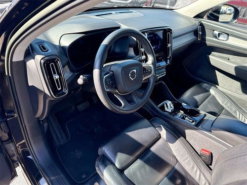 Used 2023 Volvo XC40 B5 Plus image 10