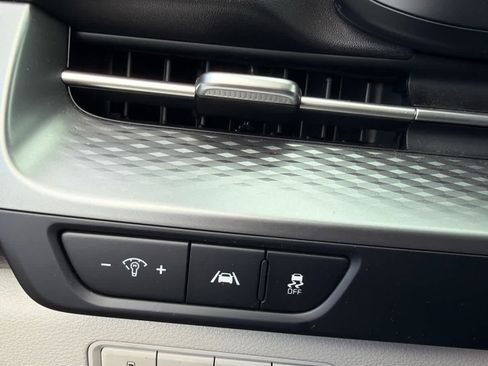 Used 2023 Kia Carnival LX FWD image 21