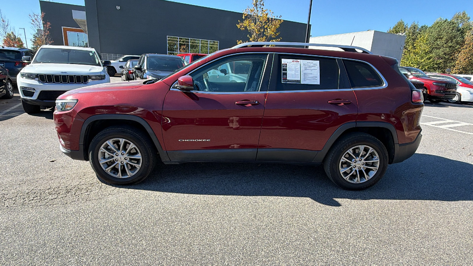 Used 2019 Jeep Cherokee Latitude Plus AWD/4WD image 11